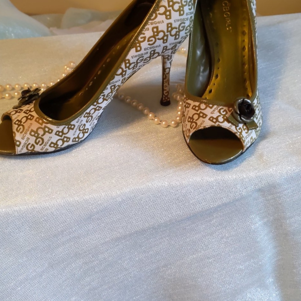 Shoes - Picture 3 of 4